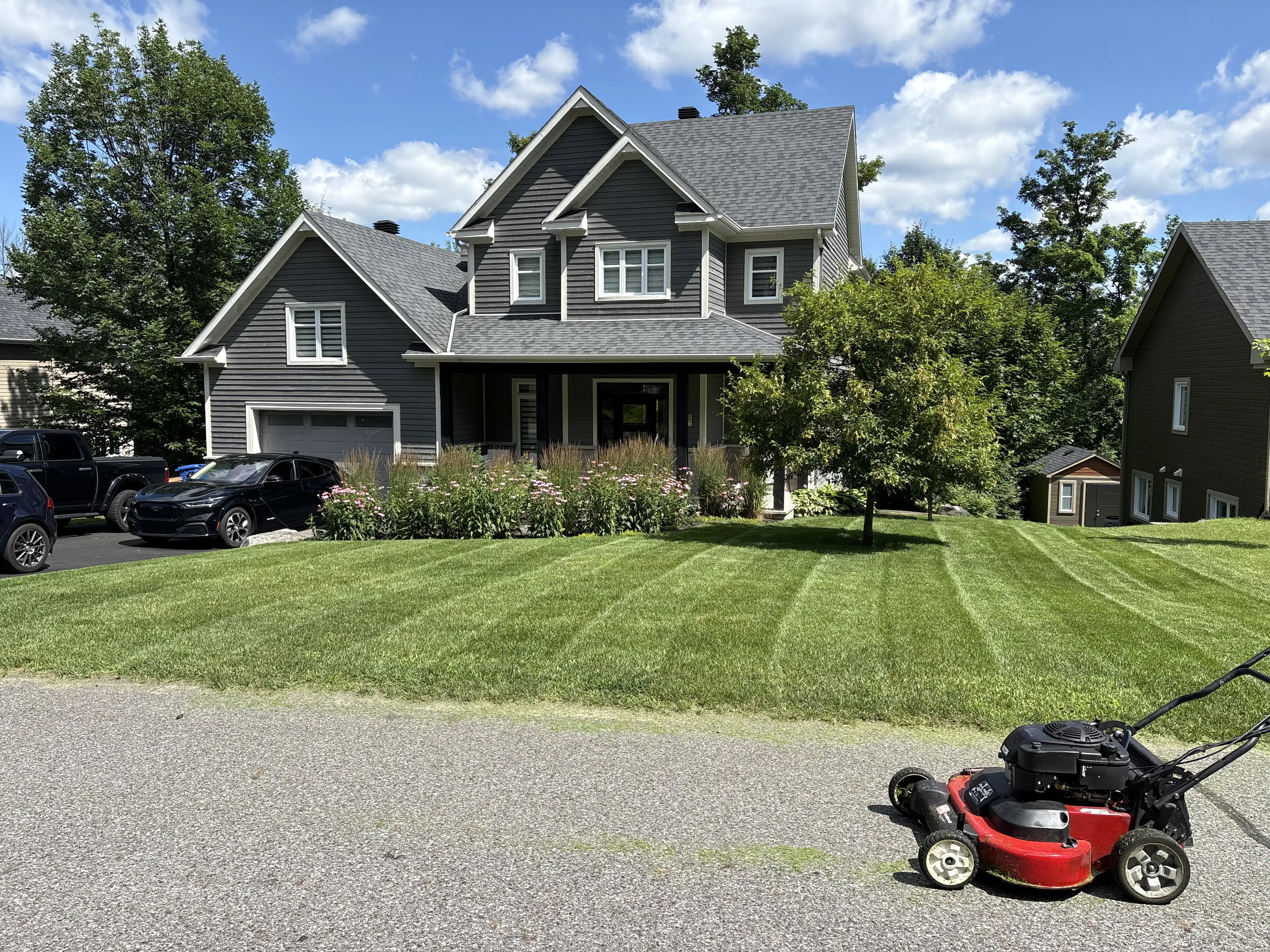 Camion de Services Sans Soucis circulant dans un quartier résidentiel
