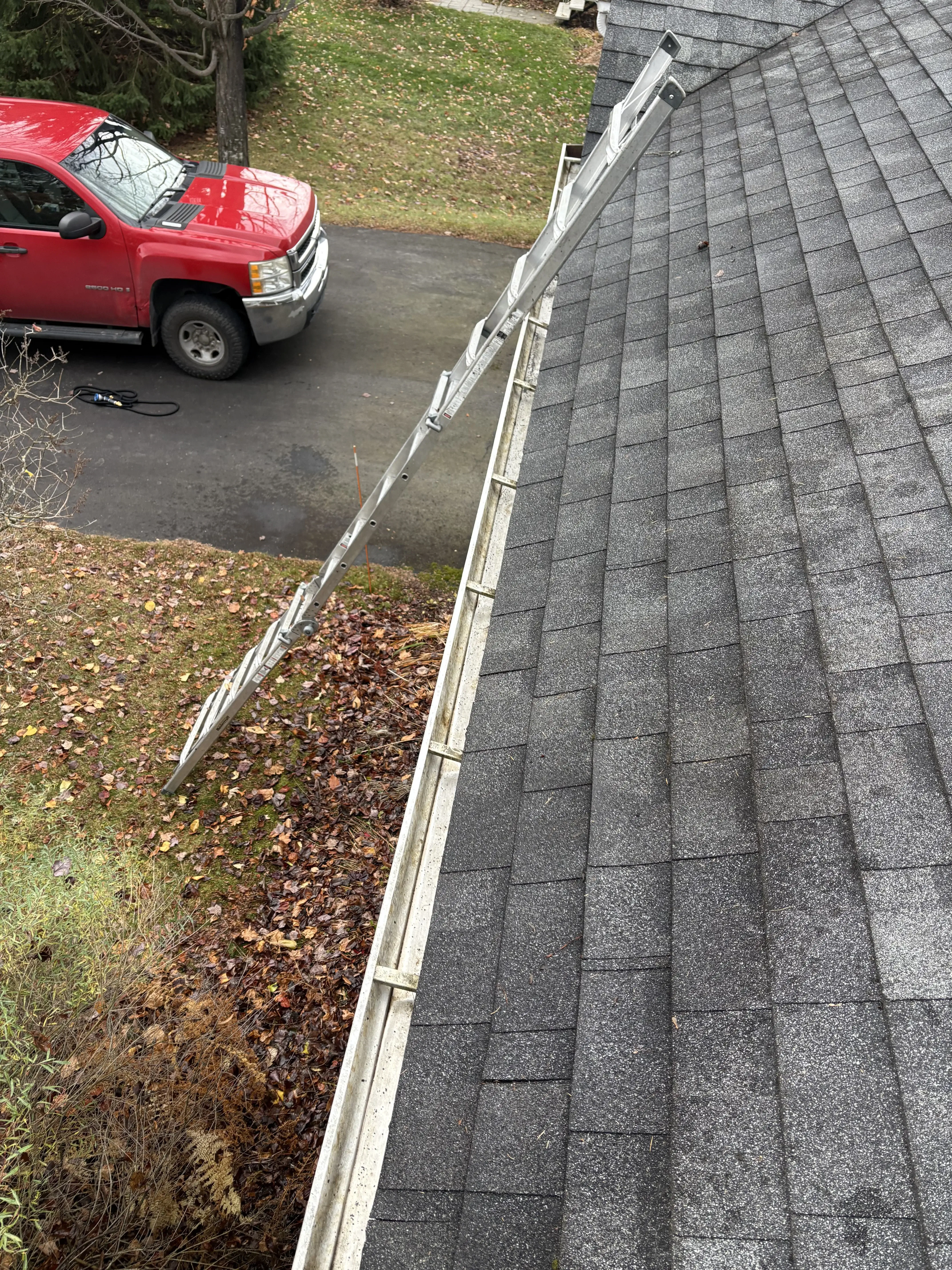 Maison aux gouttières propres et façade entretenue