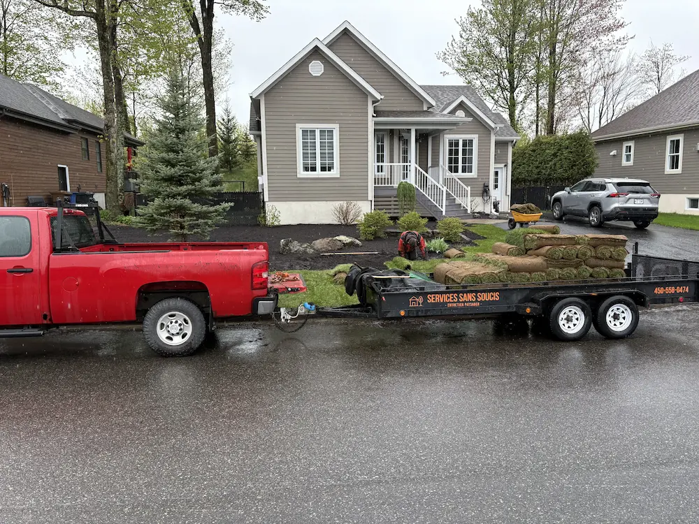 Camion de Services Sans Soucis stationné devant une maison